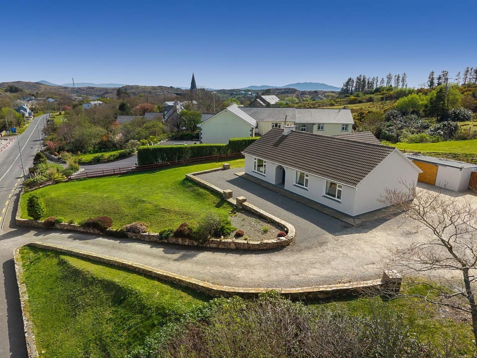 Property building, Spring, Neighbourhood, Garden view, Parking