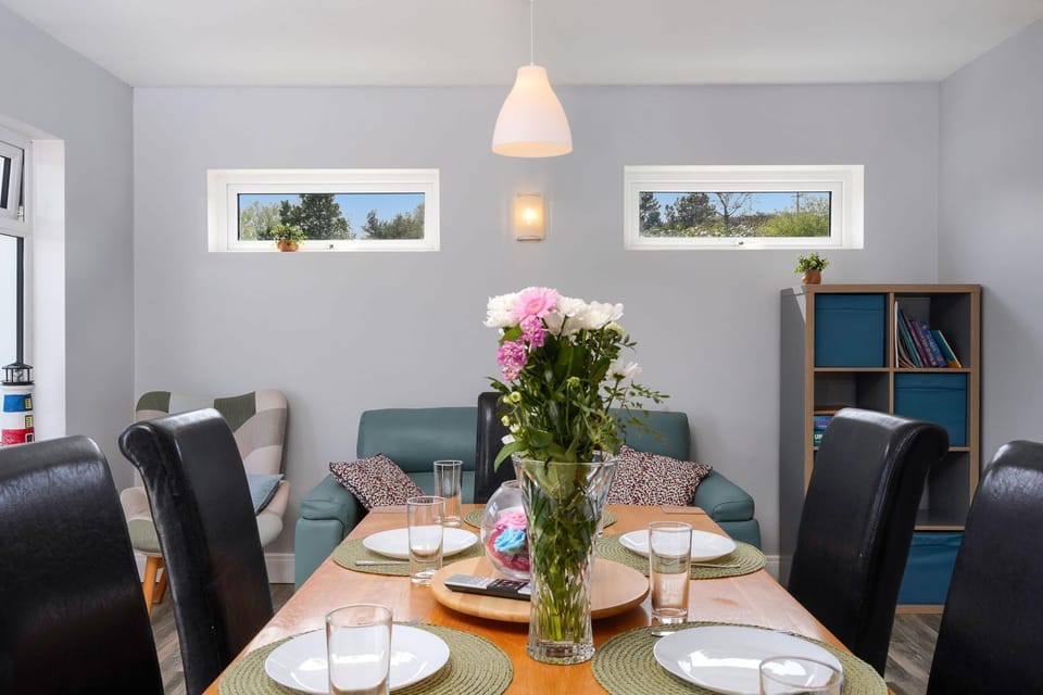 Seating area, Dining area, internet