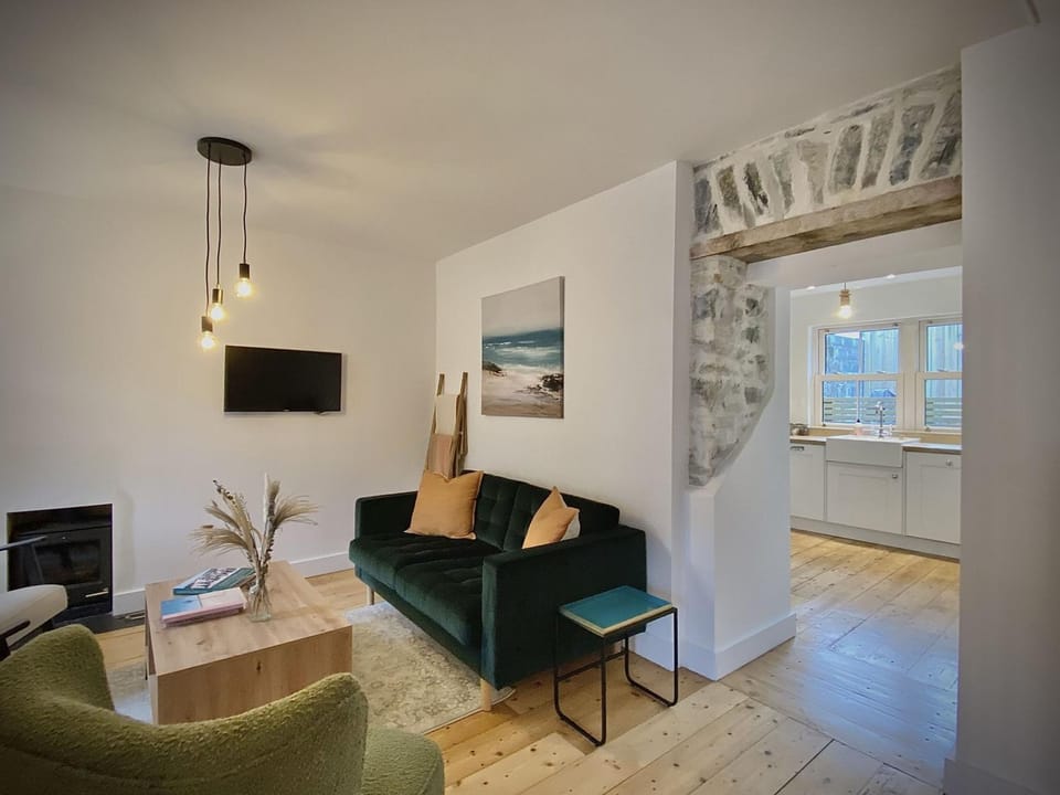 Communal lounge/ TV room, TV and multimedia, Seating area, Evening entertainment, internet