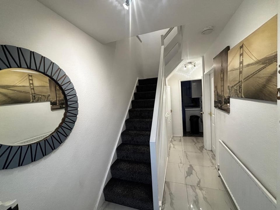 HouseSleeps9-Fireplace-Garden-Bbq-Tv House in Manchester