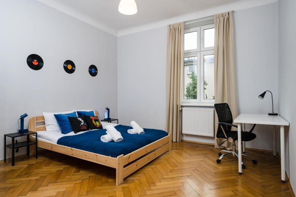 Bed, Photo of the whole room, Seating area, Bedroom