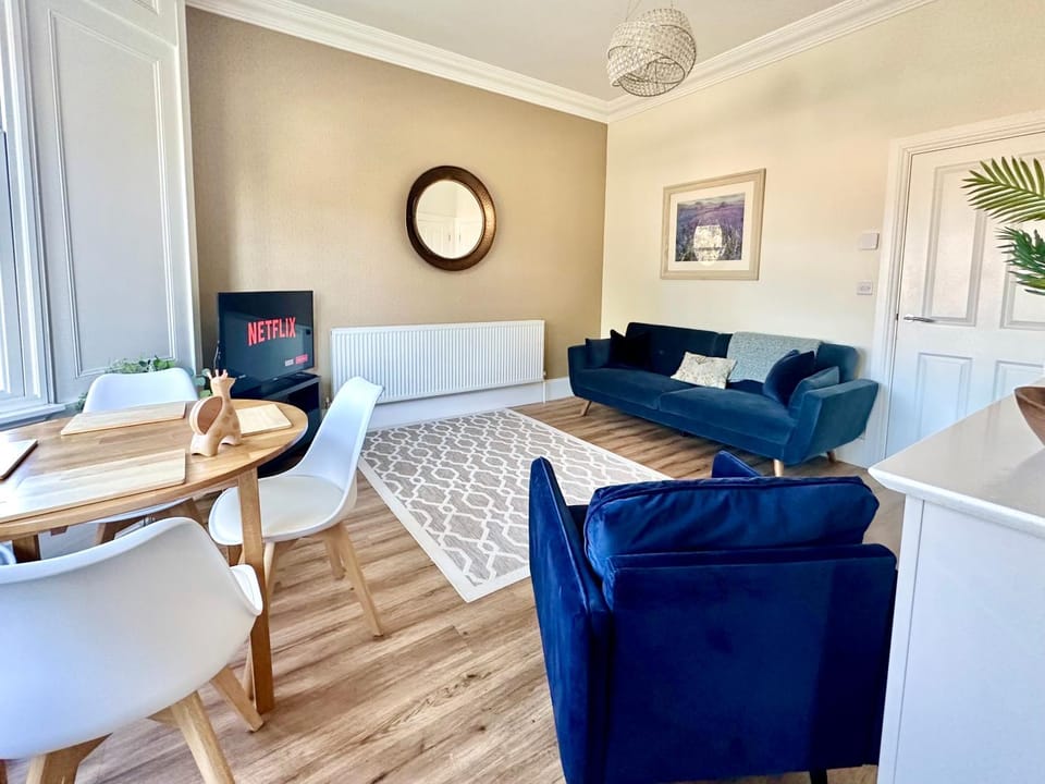 TV and multimedia, Seating area, Dining area