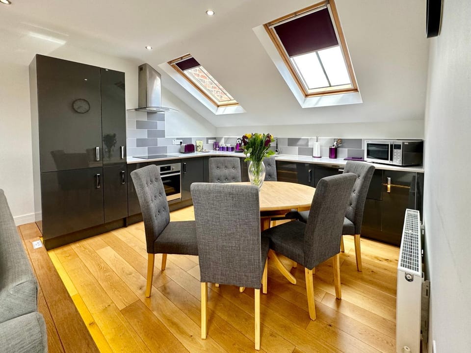 Kitchen or kitchenette, Seating area, Dining area