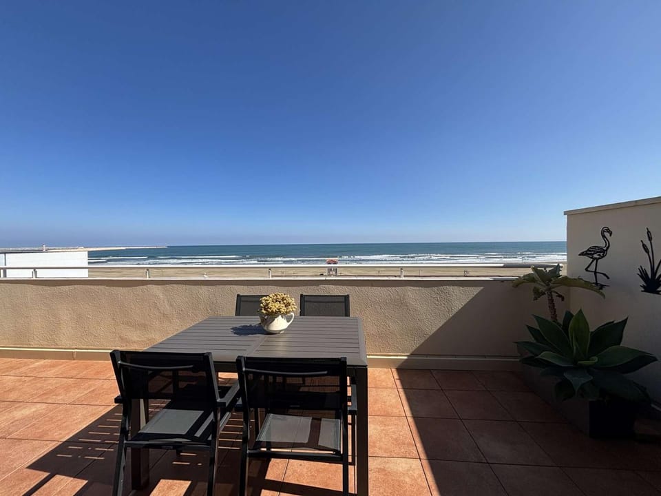 Day, View (from property/room), Balcony/Terrace, Dining area, Beach, Sea view