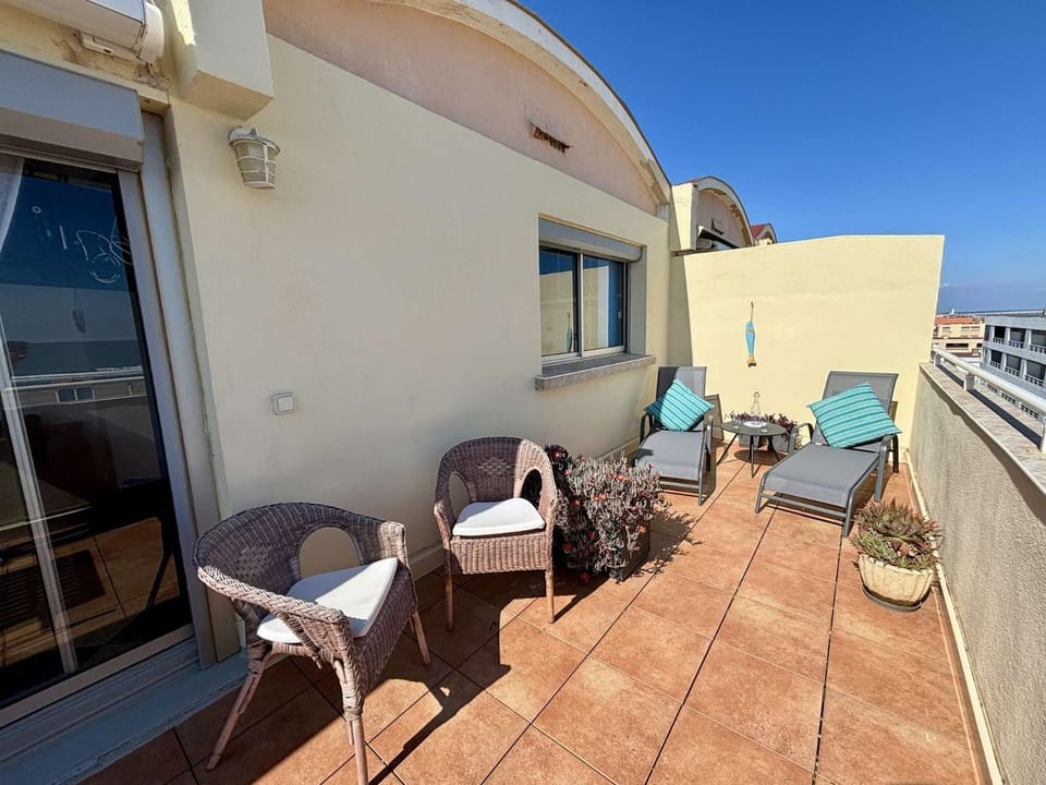 Patio, Day, Balcony/Terrace, sunbed