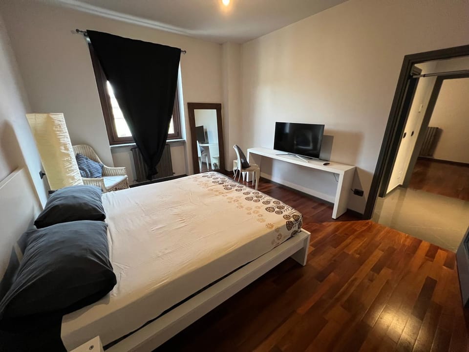 Bed, TV and multimedia, Bedroom
