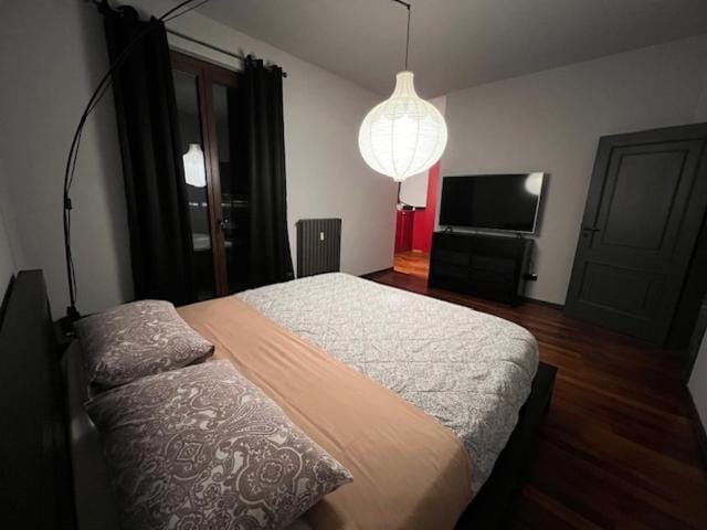 Bed, TV and multimedia, wardrobe
