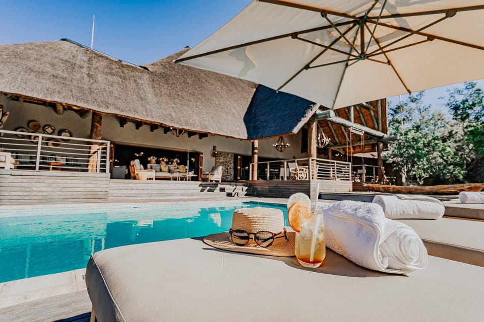 Property building, Swimming pool, Drinks, sunbed