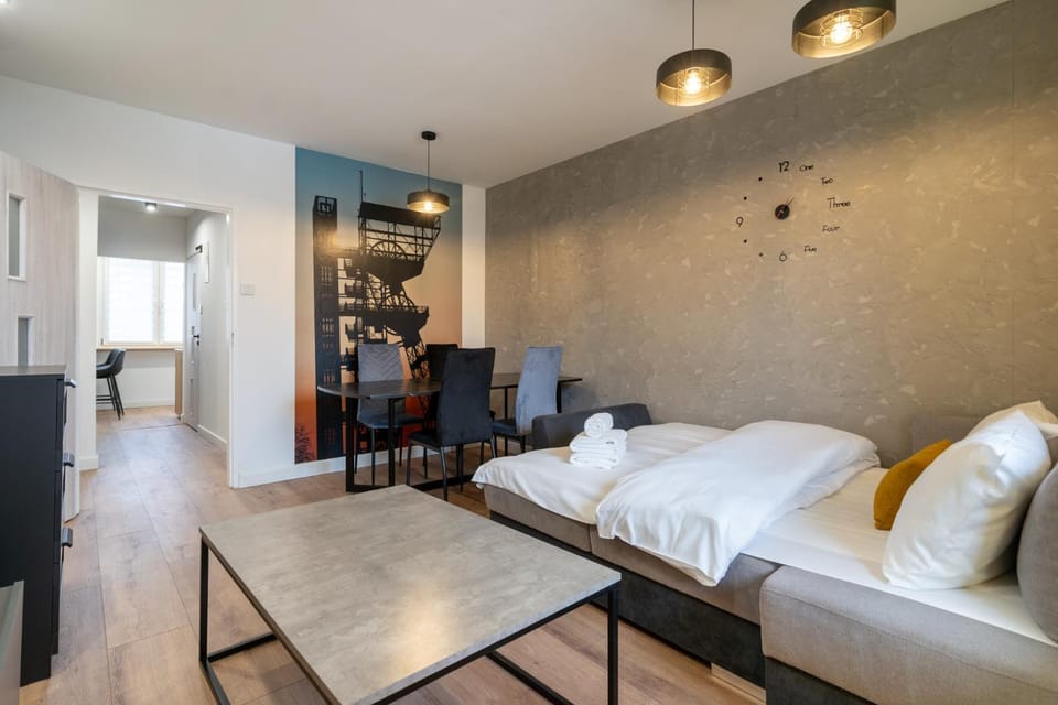 Bed, Living room, Photo of the whole room, Seating area, Dining area, Bedroom