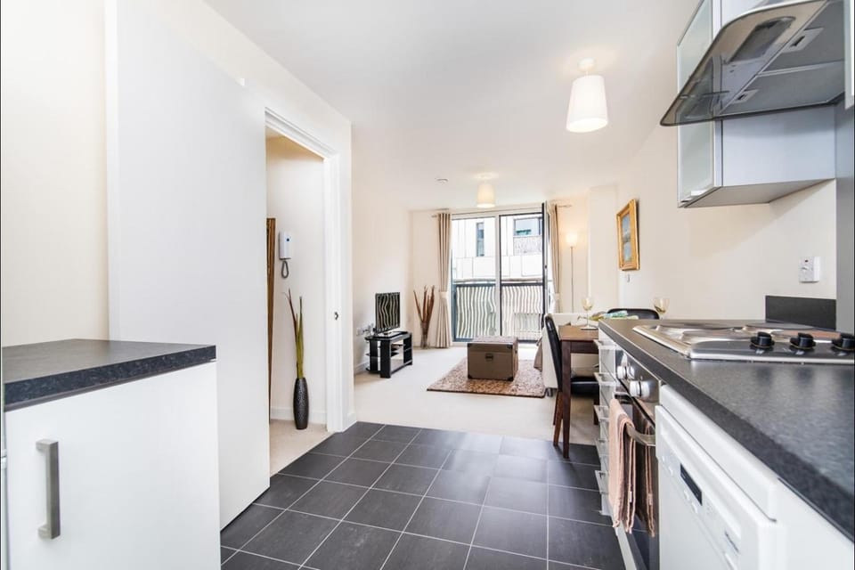 Kitchen or kitchenette, Dining area, oven