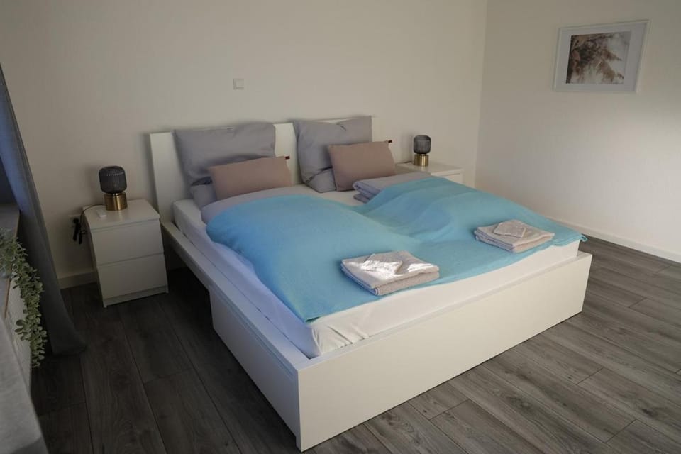 Bed, Bedroom, towels