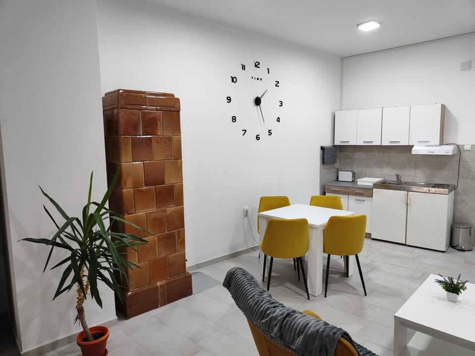 Kitchen or kitchenette, Seating area, Dining area