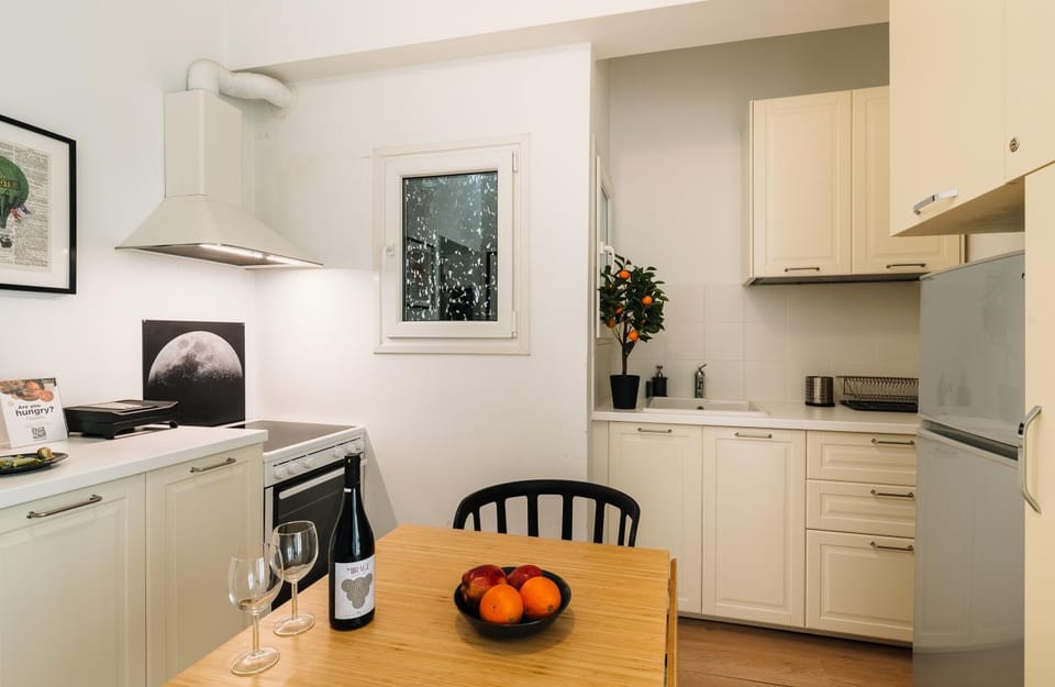Kitchen or kitchenette, Dining area, oven