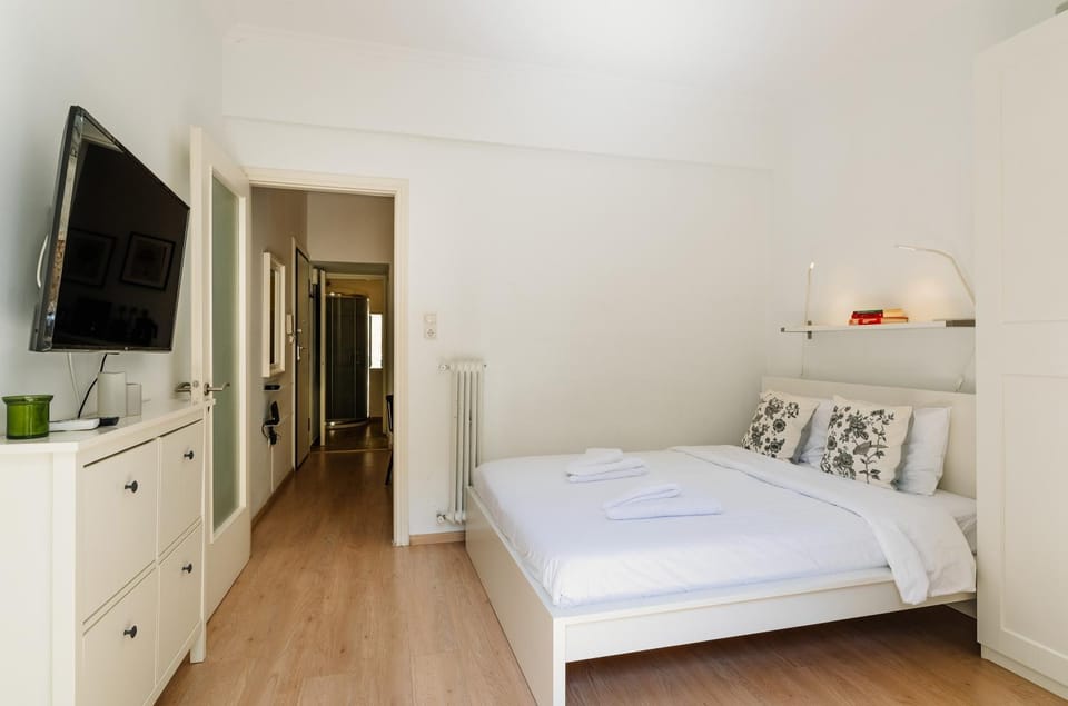 Bed, TV and multimedia, Bedroom