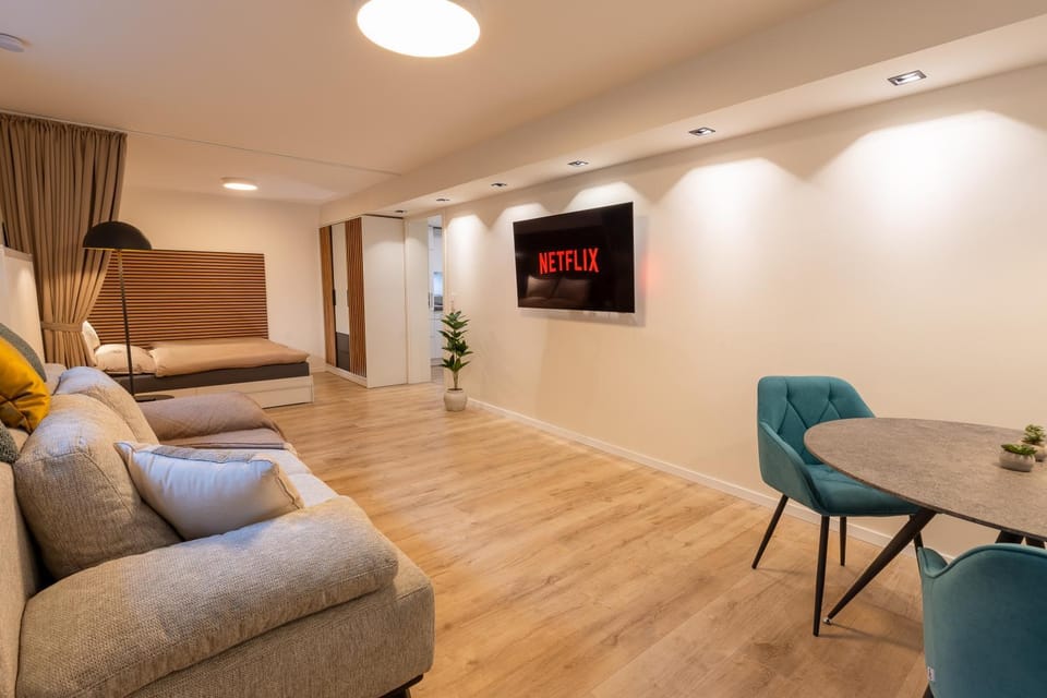 TV and multimedia, Living room, Seating area, Evening entertainment