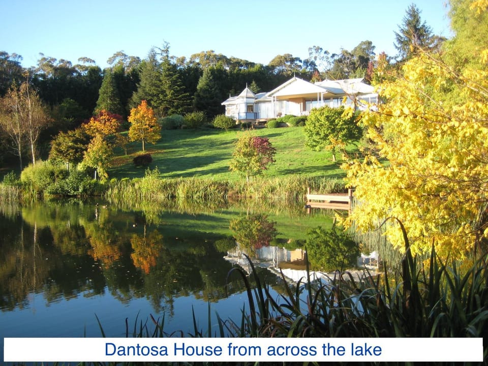 Day, Natural landscape, Garden, Autumn, On site, Garden view, Lake view, Area and facilities