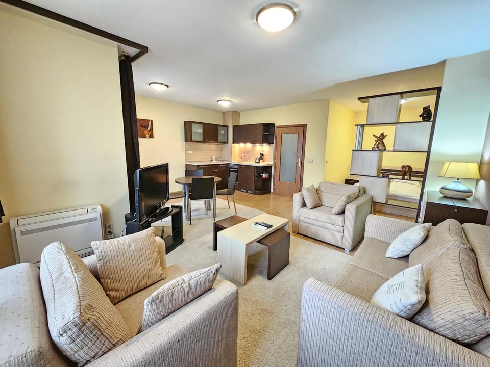 TV and multimedia, Kitchen or kitchenette, Living room, Seating area, Dining area