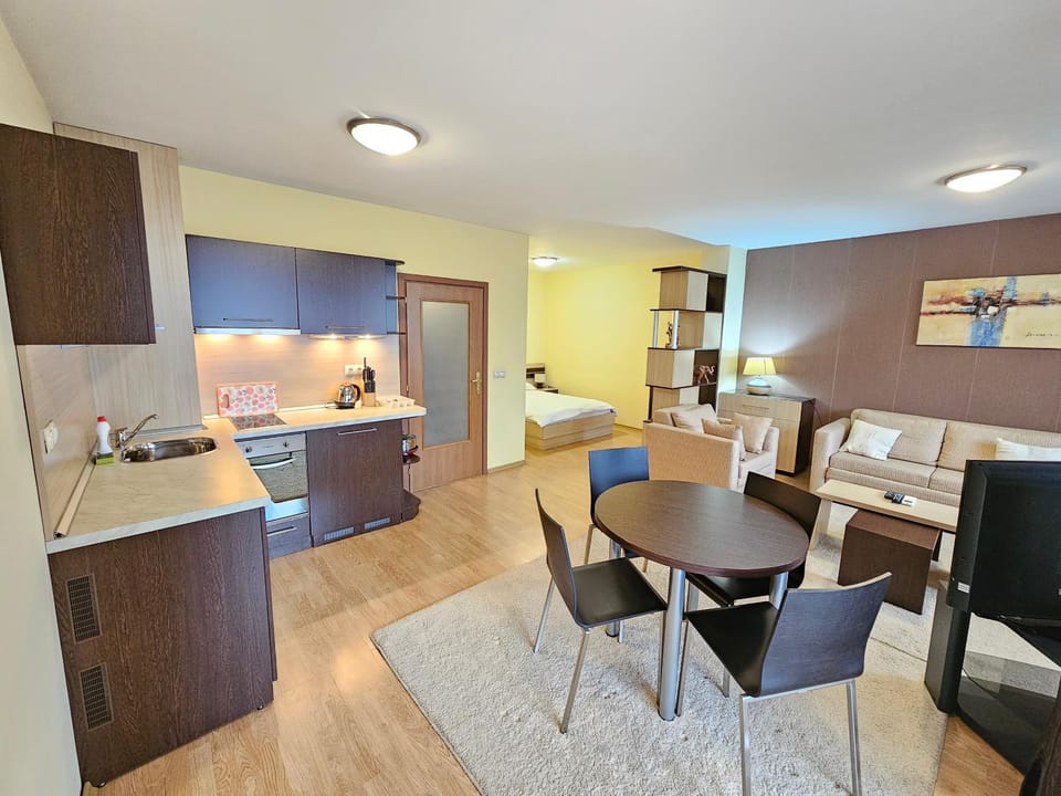 Kitchen or kitchenette, Living room, Seating area, Dining area