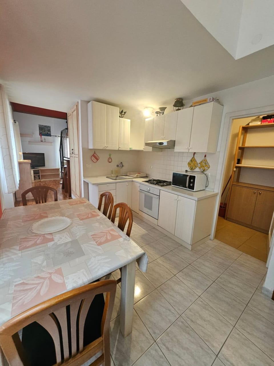 Dining area, oven, pet friendly