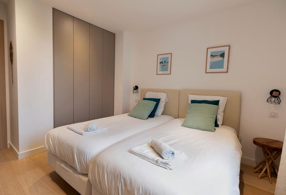 Bed, TV and multimedia, Photo of the whole room, Bedroom, towels, wardrobe