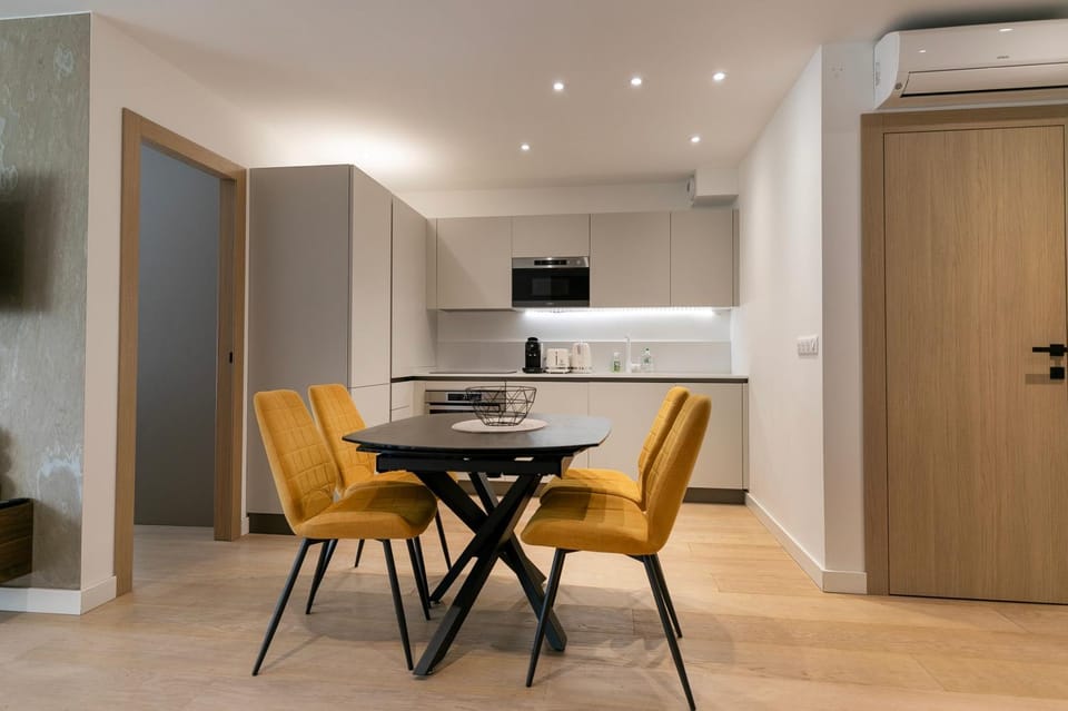 Kitchen or kitchenette, Dining area, oven