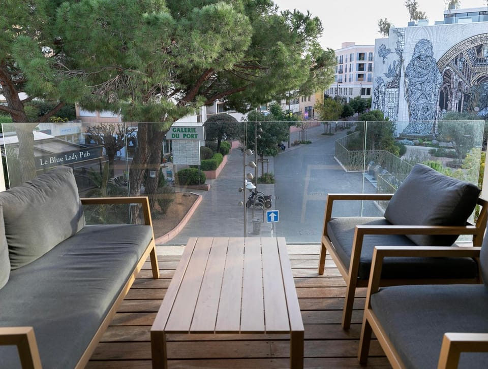 Patio, Day, Living room, Seating area