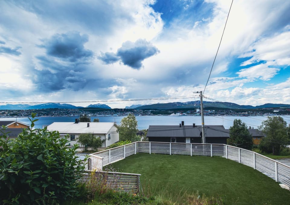 Mountain view, Sea view