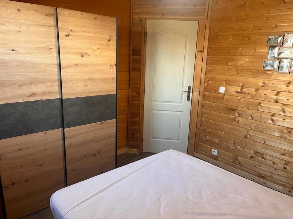 Bed, Photo of the whole room, Bedroom, wardrobe