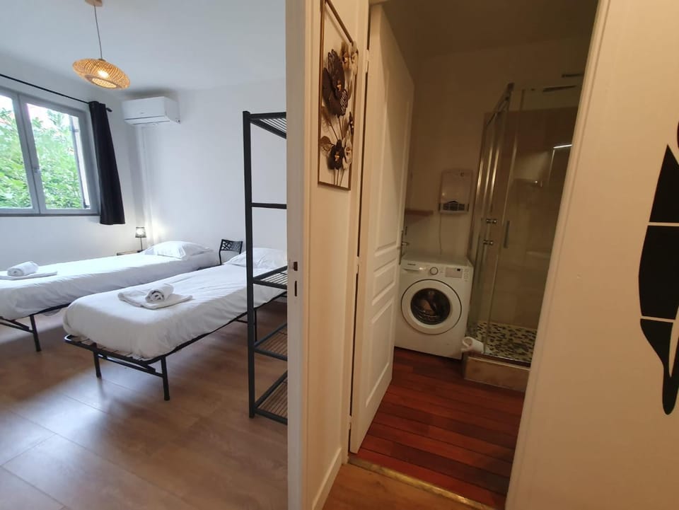 Bed, Bathroom, Bedroom, towels, washing machine