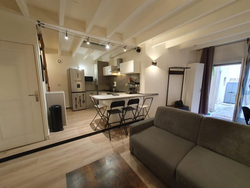 Kitchen or kitchenette, Dining area, dishwasher, oven, stove