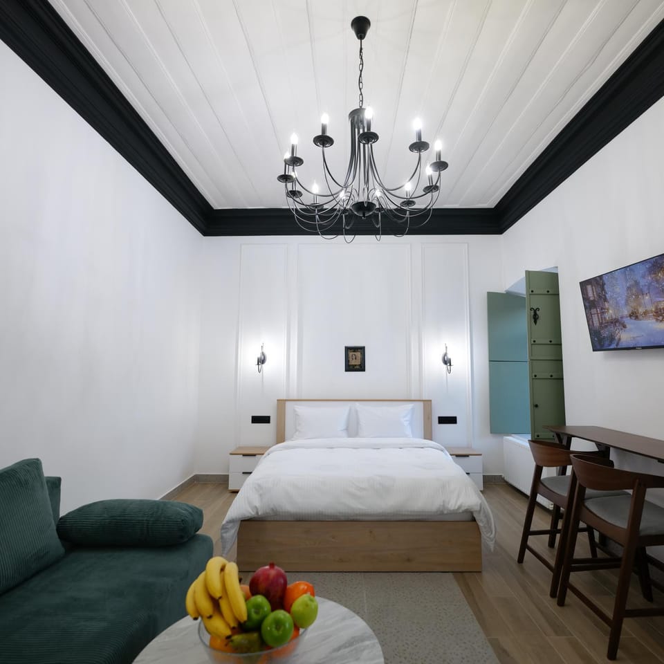 Bed, TV and multimedia, Photo of the whole room, Seating area, Bedroom