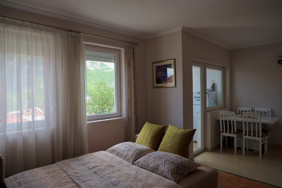 Bed, TV and multimedia, Balcony/Terrace, Photo of the whole room, Dining area, Bedroom