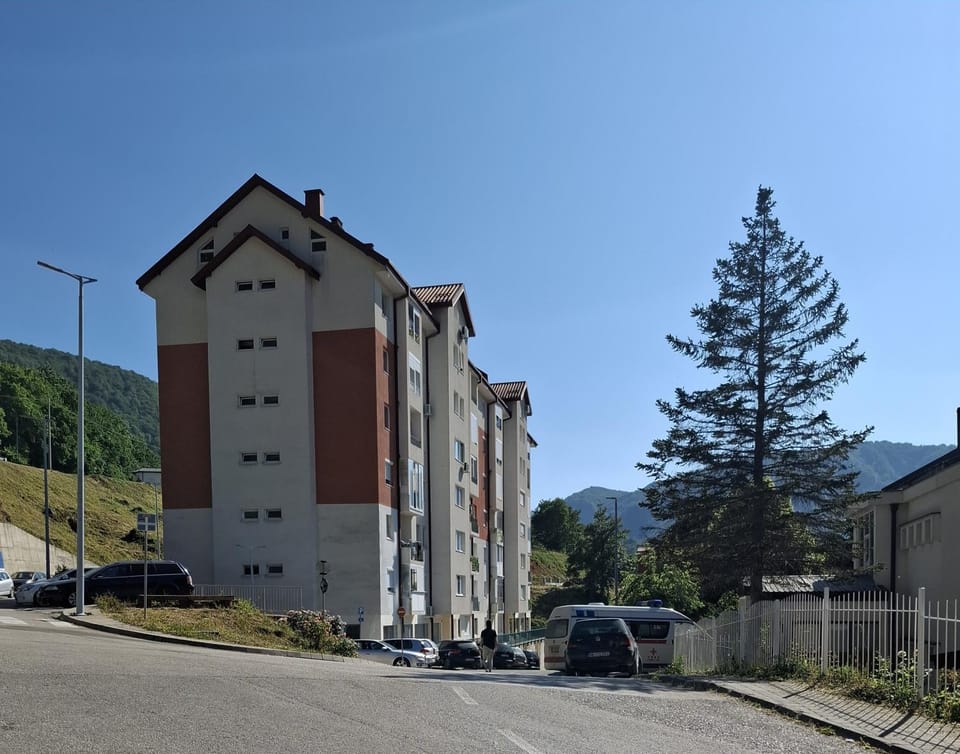 Property building, Day, Neighbourhood, Natural landscape, Street view, Parking