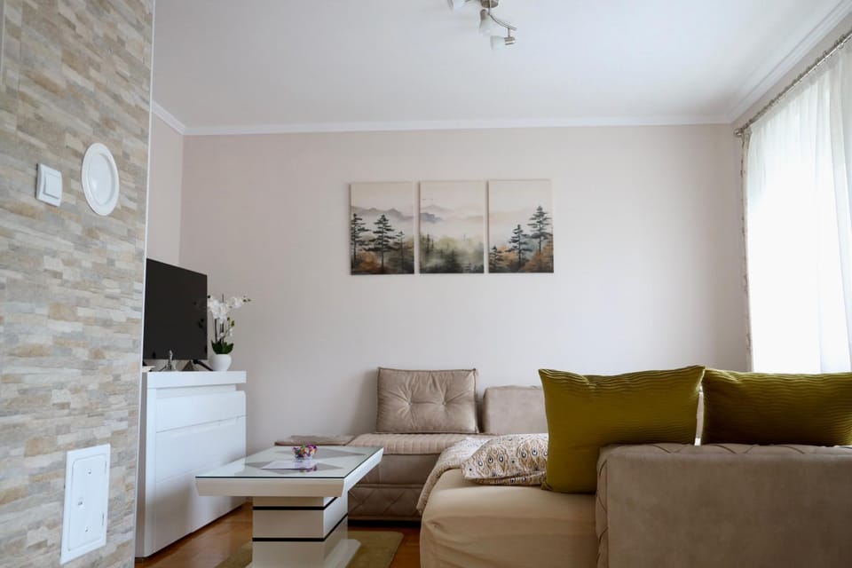 Communal lounge/ TV room, TV and multimedia, Living room, Seating area