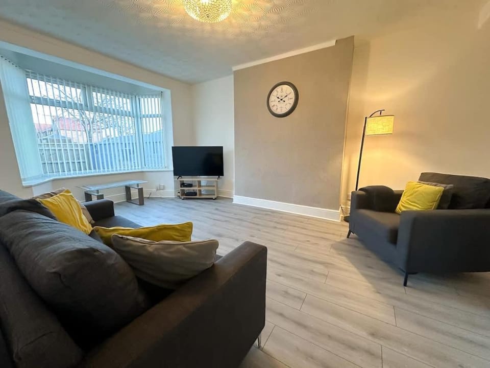 Fleet House by Blue Skies Stays House in Middlesbrough