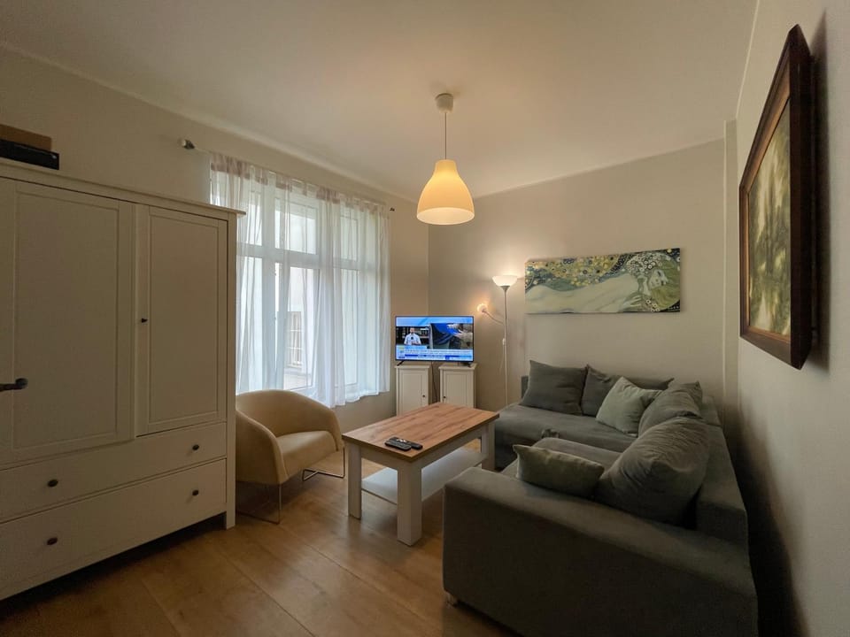 Bed, TV and multimedia, Living room, Bedroom