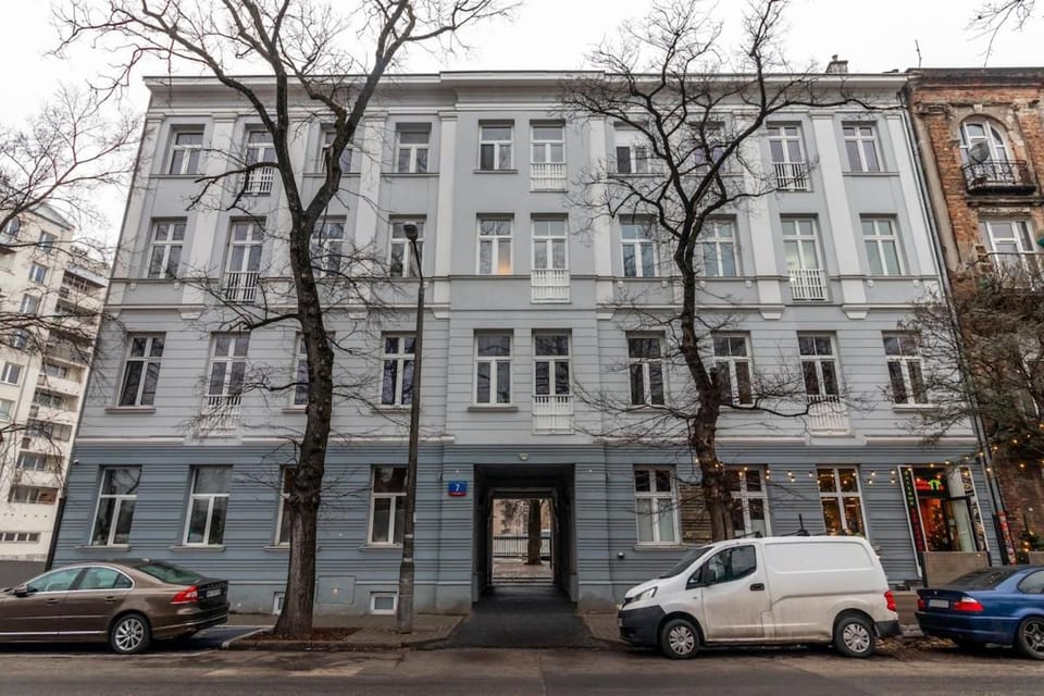 Property building, Day, Neighbourhood, Street view, Location, Parking