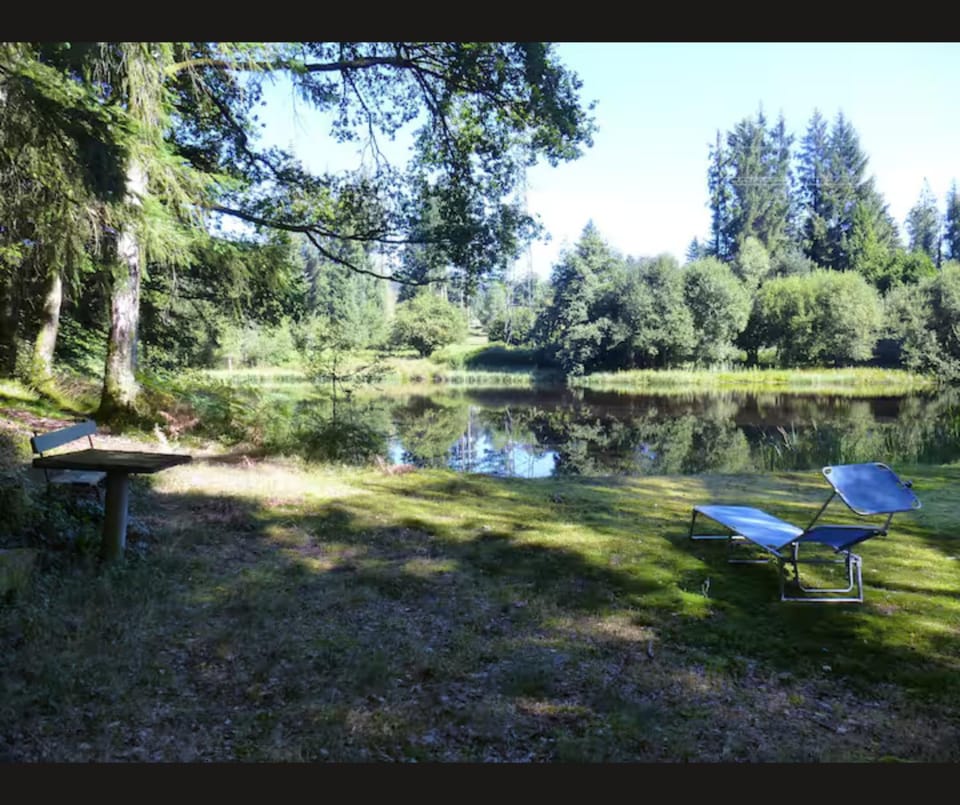Cabane Limousine au bord d'un étang House in Nouvelle-Aquitaine
