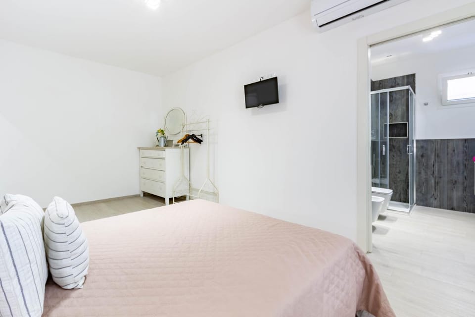 Bed, Photo of the whole room, Bedroom, air conditioner