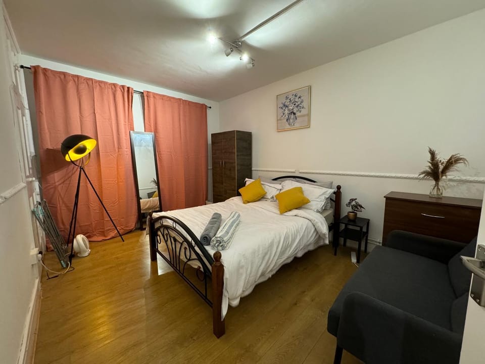 Lovely Spacious 2 Bedroom Flat in Bethnal Green, 3mins away from station Apartment in London Borough of Hackney
