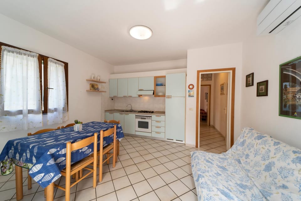 Kitchen or kitchenette, Dining area, stove