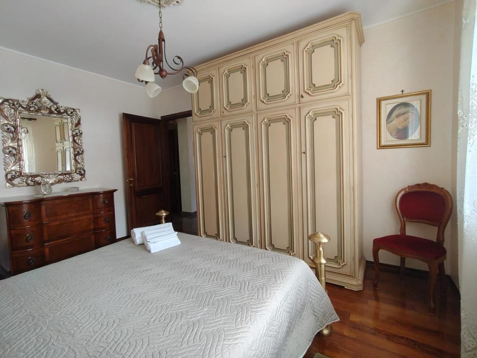 Bed, Photo of the whole room, wardrobe