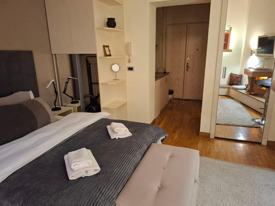 Photo of the whole room, Bedroom