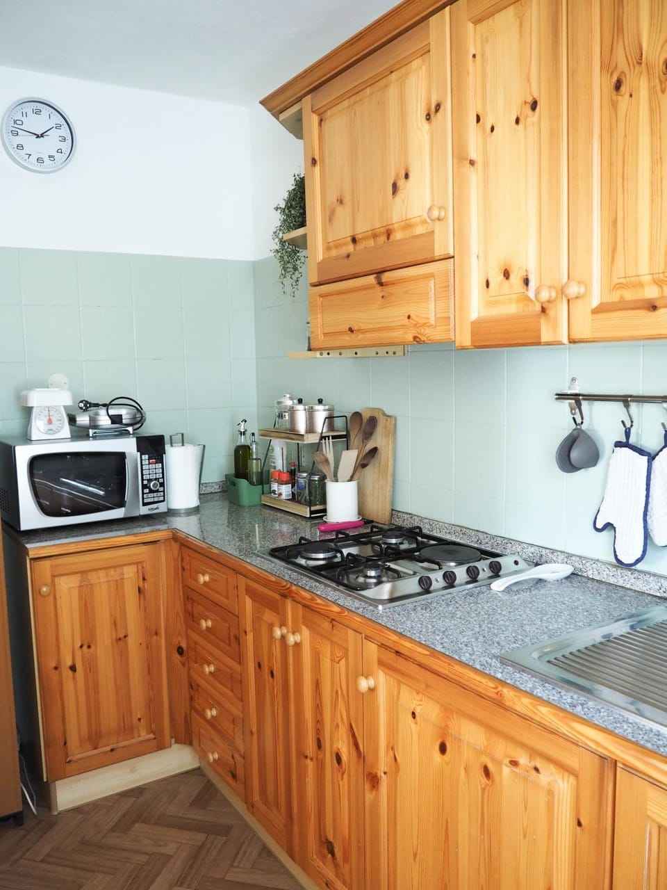 Coffee/tea facilities, Kitchen or kitchenette, stove, toaster