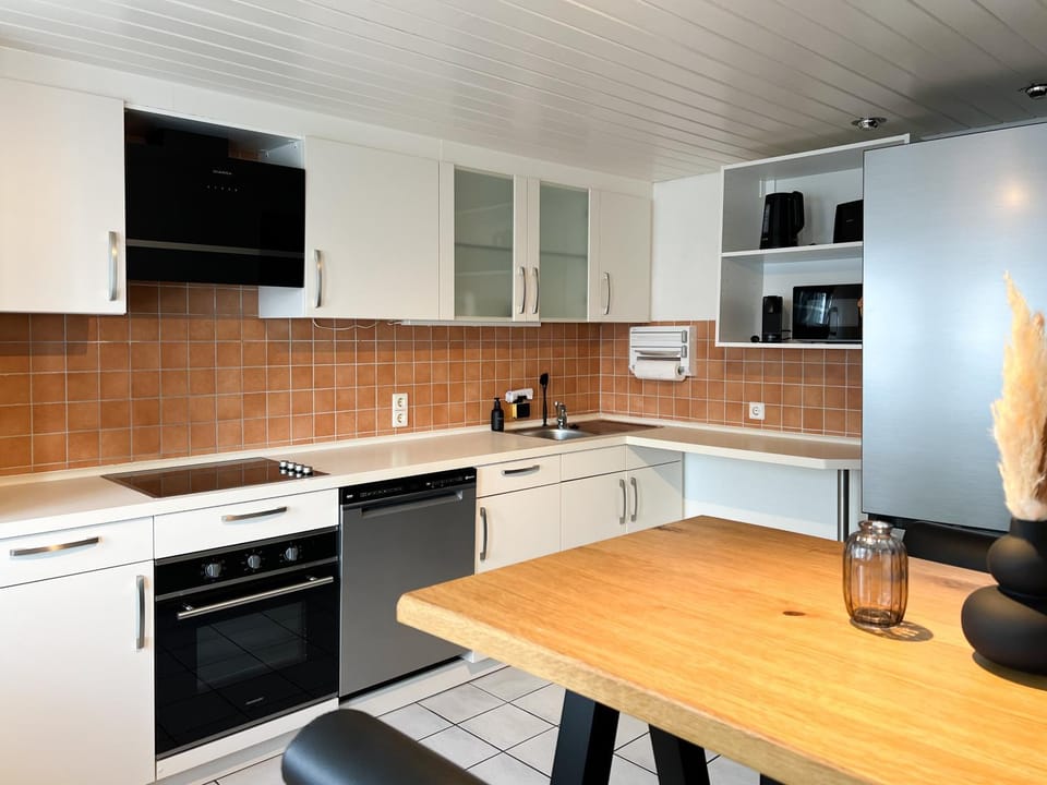 Coffee/tea facilities, Kitchen or kitchenette, Dining area, dishwasher, oven, stove, toaster