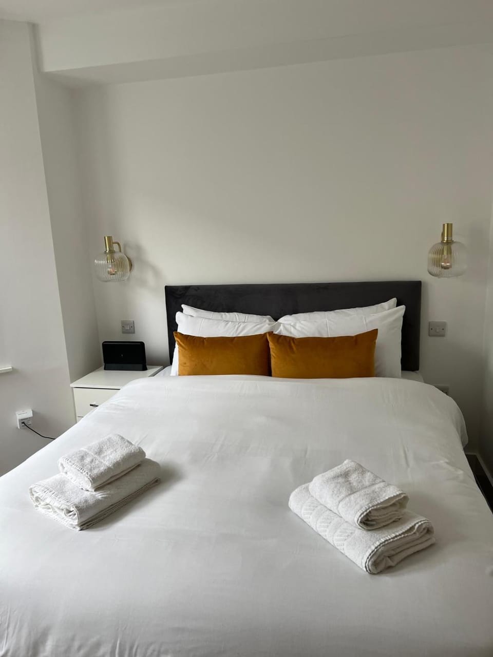 Bed, Bedroom, towels