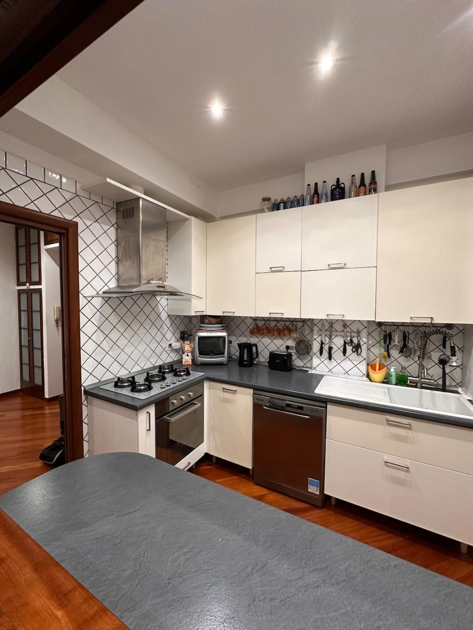 Coffee/tea facilities, Kitchen or kitchenette, dishwasher, microwave, oven, stove, toaster