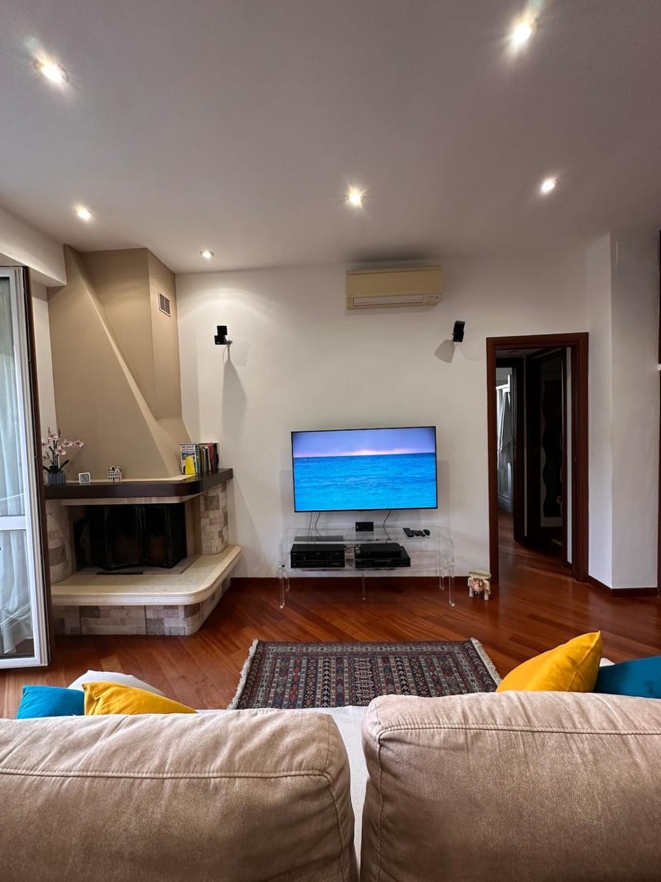 TV and multimedia, Living room, Evening entertainment, air conditioner