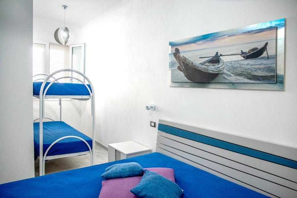 Bedroom, bunk bed