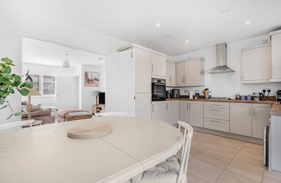 Contemporary 3 Bedroom home in Launton Village - close to Tythe Barn, Bicester Shopping & Bicester Heritage House in Cherwell District